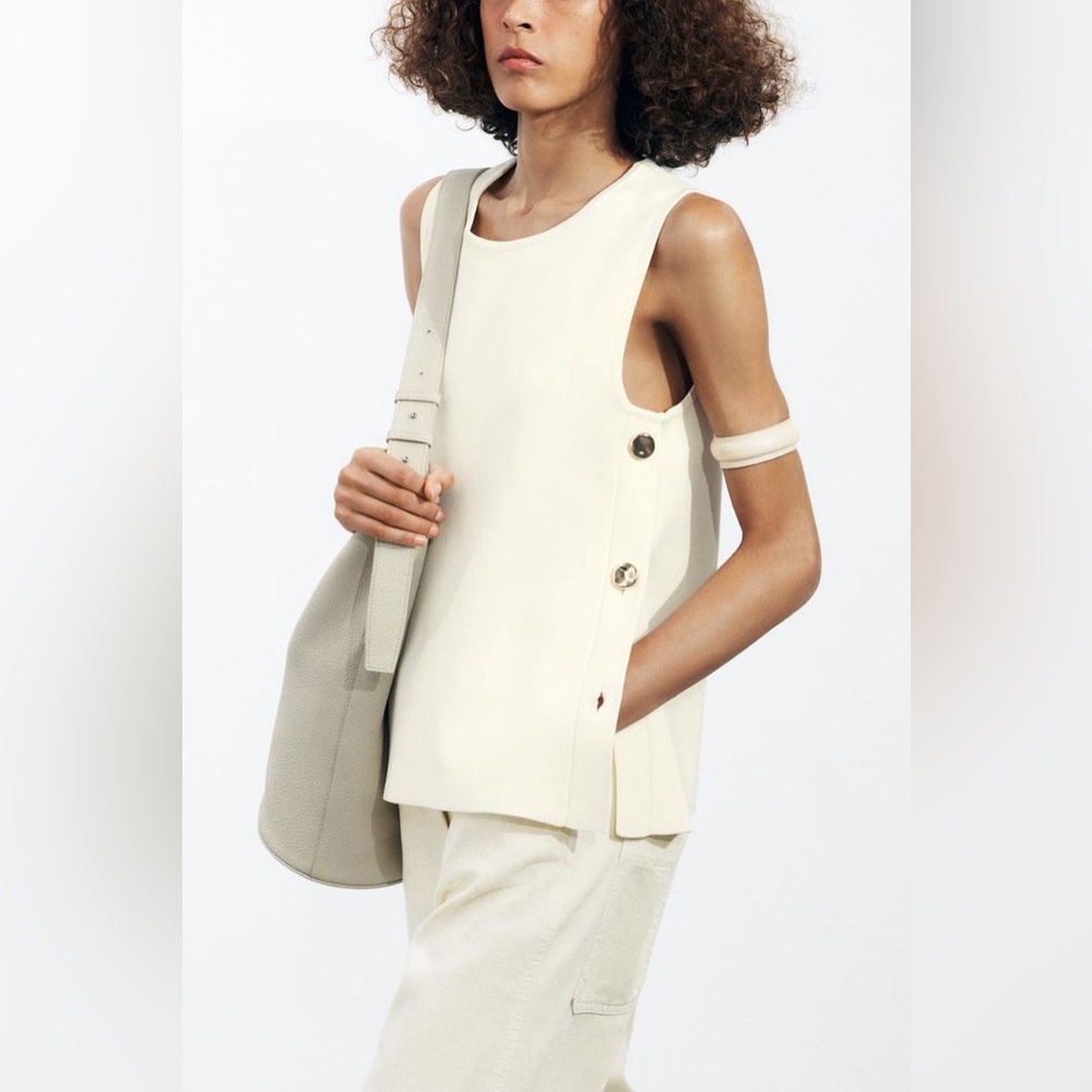 NWT  Zara BUTTONED KNIT VEST (small)